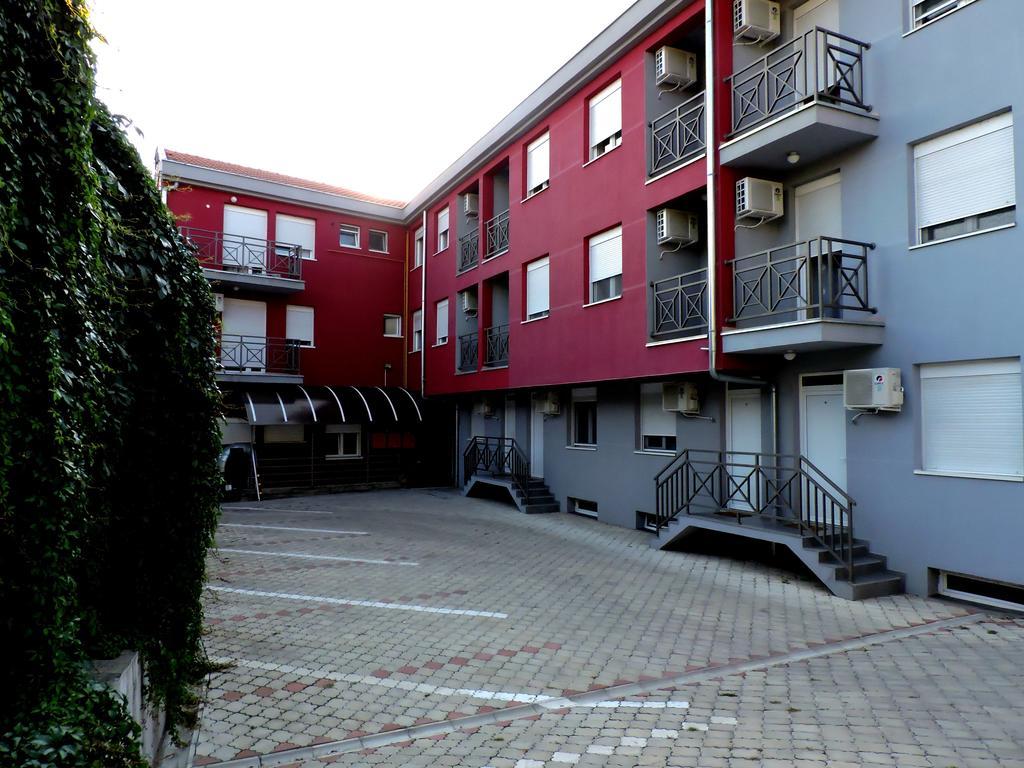 B&B Zmajevo Gnezdo 021 Sremska Kamenica Buitenkant foto