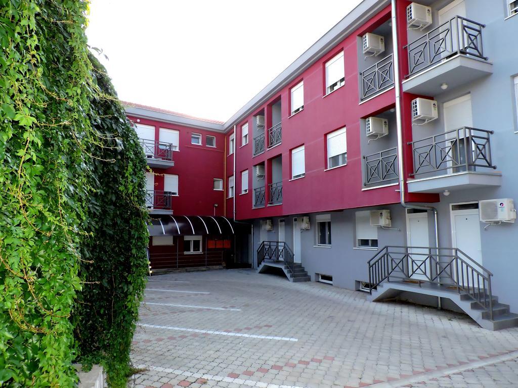 B&B Zmajevo Gnezdo 021 Sremska Kamenica Buitenkant foto