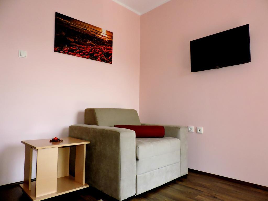 B&B Zmajevo Gnezdo 021 Sremska Kamenica Buitenkant foto