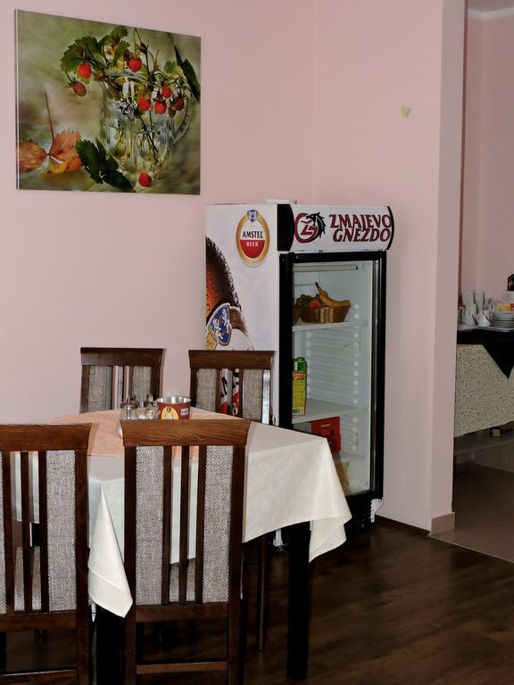 B&B Zmajevo Gnezdo 021 Sremska Kamenica Buitenkant foto