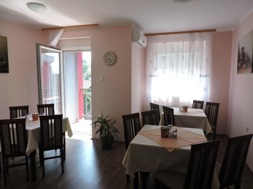 B&B Zmajevo Gnezdo 021 Sremska Kamenica Buitenkant foto