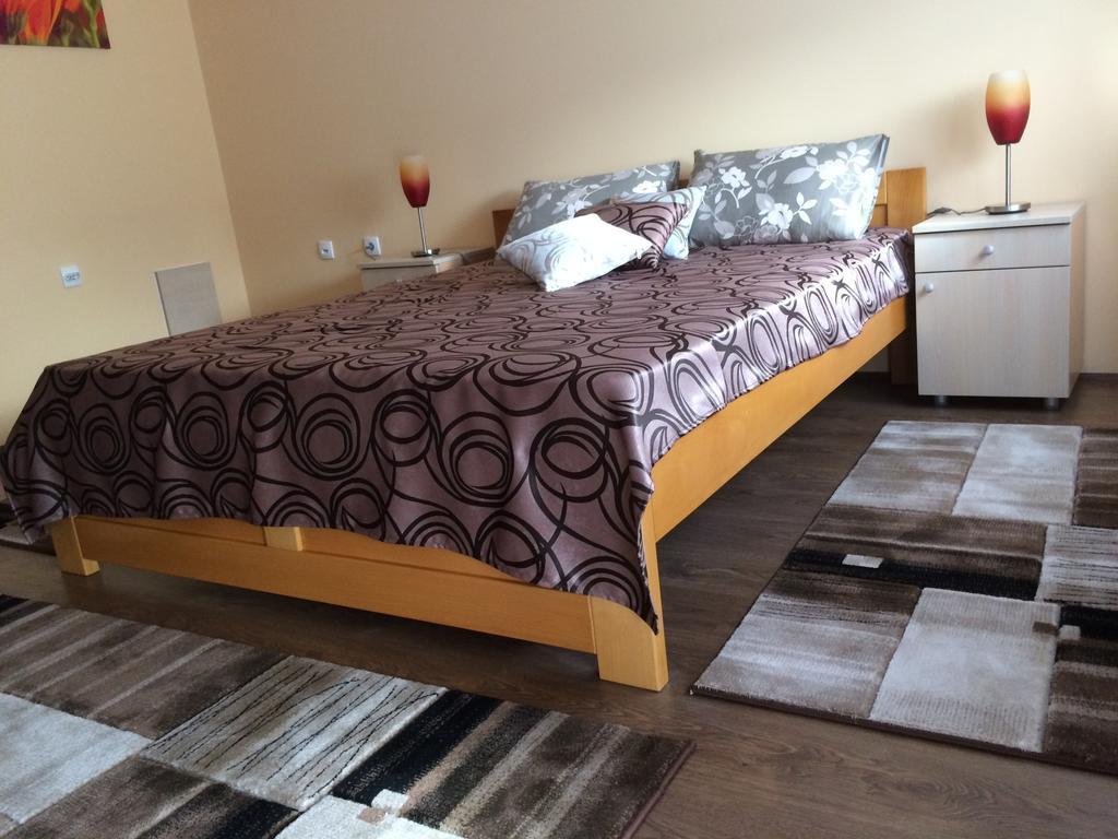 B&B Zmajevo Gnezdo 021 Sremska Kamenica Buitenkant foto