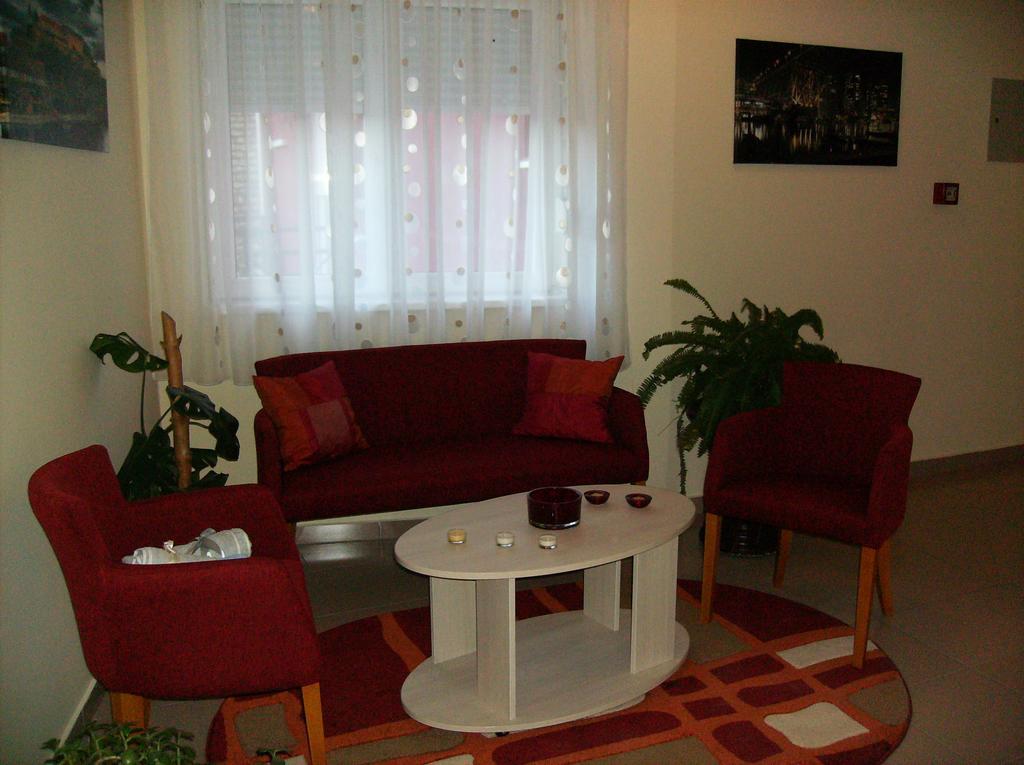 B&B Zmajevo Gnezdo 021 Sremska Kamenica Buitenkant foto