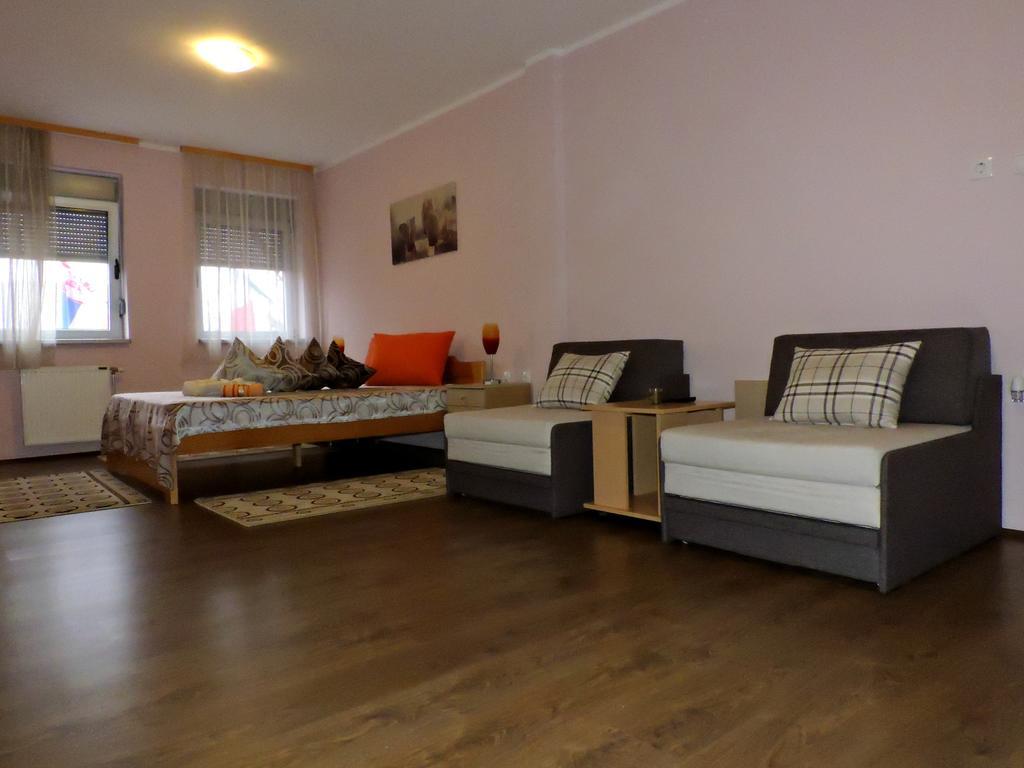 B&B Zmajevo Gnezdo 021 Sremska Kamenica Buitenkant foto